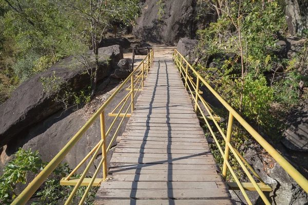 Puente cruzar montañas —  Fotos de Stock