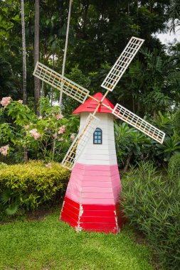 Renkli rüzgar türbini Bahçe