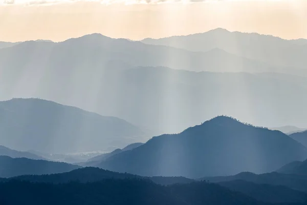 Красивая Природная Сцена Солнечного Света Сияющего Сквозь Облачное Небо Силуэт — стоковое фото