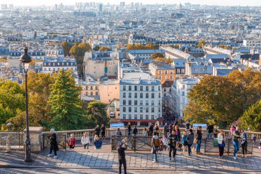 Paris, Fransa - 29 Eylül 2018: Montmartre tepesinden Paris 'e sabah uçuşu balkonda turistlerle.