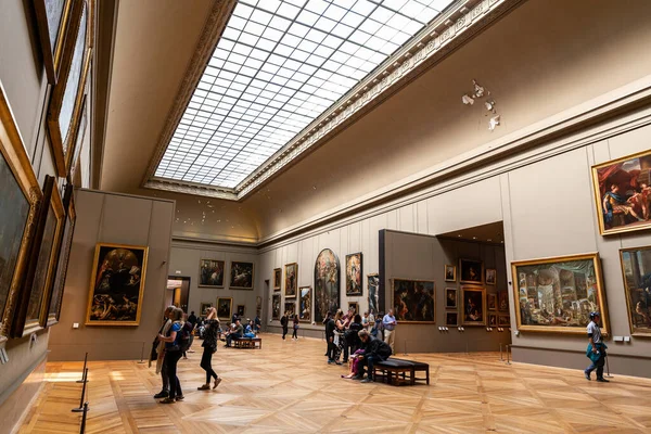 法国巴黎 2018年9月30日 游客在卢浮宫大厅观看古画墙上的艺术展览 — 图库照片