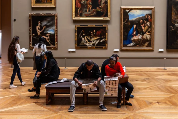 París Francia Septiembre 2018 Concentrado Turístico Pareja Para Leer Folleto — Foto de Stock