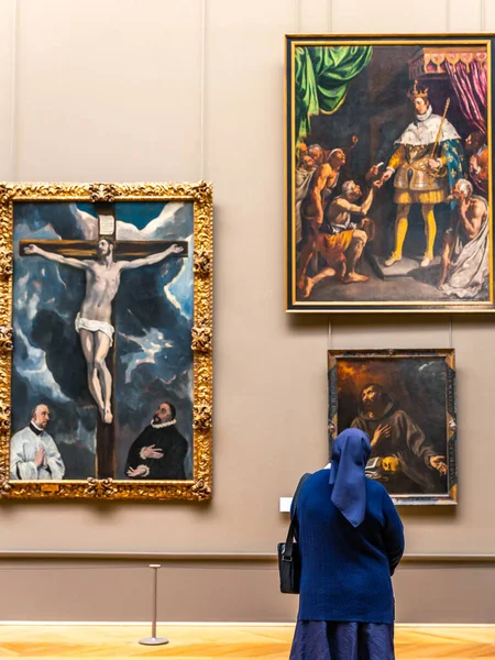 Paris France September 2018 Blue Dress Nun Watching Paint Canvas — Stock Photo, Image