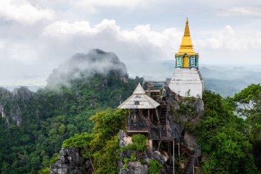 Wat Phra Bat Pupha Daeng Tapınağı, Chae Home, Lampang, Tayland denen ormanlık alandaki dağın tepesindeki beyaz pagoda ve stupa..