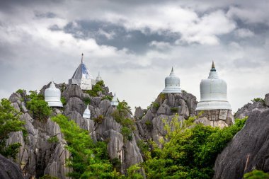 Wat Phra Bat Pupha Daeng Tapınağı, Chae Home, Lampang, Tayland denen ormanlık alandaki dağın tepesindeki beyaz pagoda ve stupa..