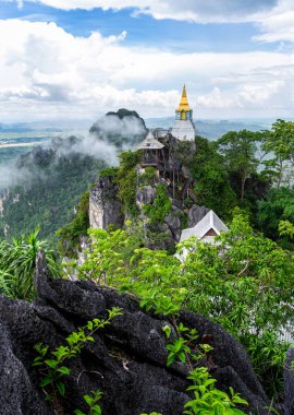 Wat Phra Bat Pupha Daeng Tapınağı, Chae Home, Lampang, Tayland denen ormanlık alandaki dağın tepesindeki beyaz pagoda ve stupa..