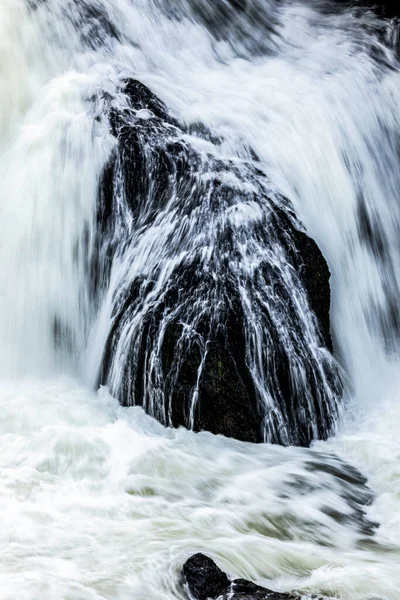 大黑岩上瀑布流水的水泡运动 — 图库照片