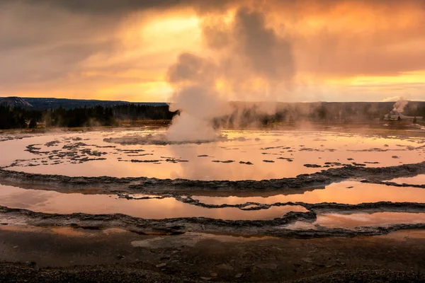 Fontein Geiser Bekken Met Stoom Rook Firehole Meer Weerspiegelen Gouden — Stockfoto