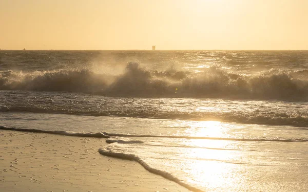 Escena Natural Luz Naranja Desde Atardecer Sobre Grandes Olas Golpeó —  Fotos de Stock