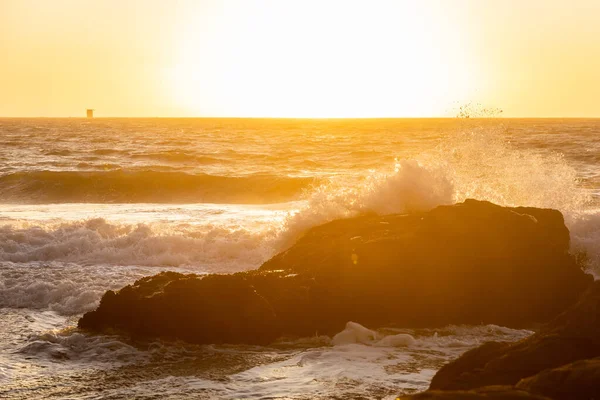 Scène Naturelle Lumière Orange Coucher Soleil Sur Grandes Vagues Frappant — Photo