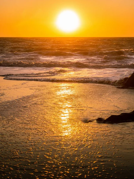 Вертикальная Естественная Сцена Оранжевого Солнечного Света Текучей Волны Над Пляжем — стоковое фото