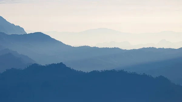 Природные Пейзажи Синих Горных Хребтов Тропических Лесов Покрытых Туманом Туманом — стоковое фото