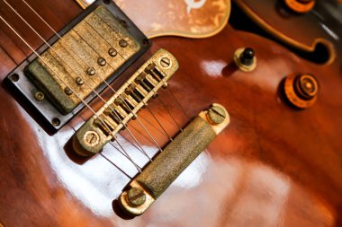 Eski kahverengi elektro gitar yan görünüm