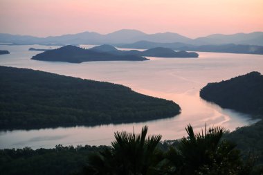 Gün batımından sonra Khao Fa Chi Manzarası 'ndaki ada ve nehir manzarası, Ranong, Tayland.