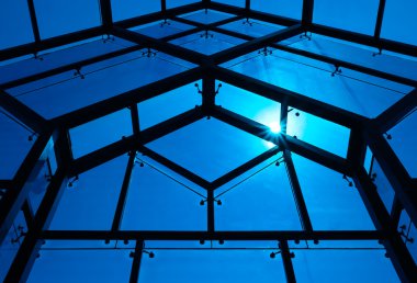 Güneşli büyük mavi pencere