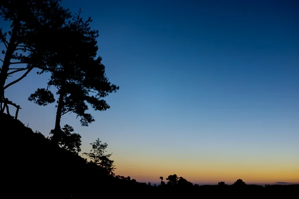 Ciel bleu clair après le coucher du soleil qui regardant d'un mou silhouette — Photo