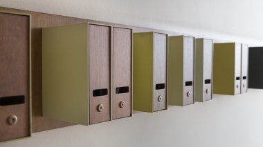 Görüş alanı derinliği içinde renkli posta kutuları