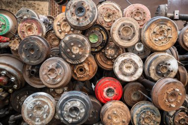 Paslı ve kirli eski araç metal motoru ve yedek parça yığını..