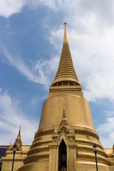 Gold stupa i offentliga tempel — Stockfoto