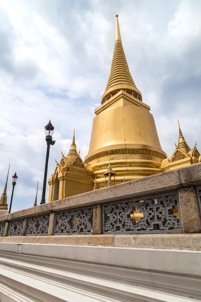 Gold stupa i offentliga tempel — Stockfoto