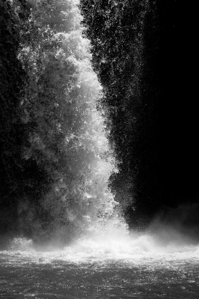 Cascade en noir et blanc — Photo