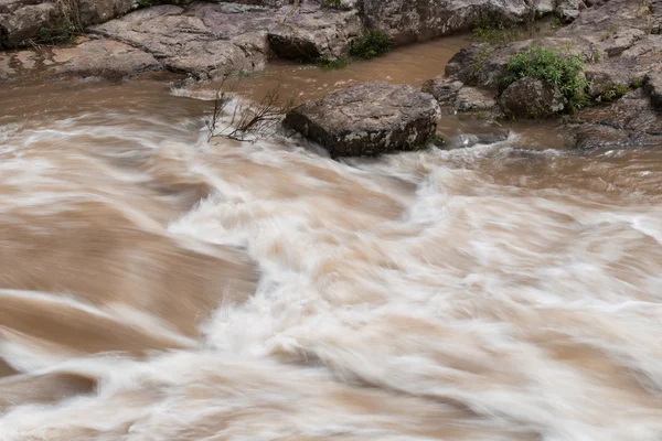 Rock ile güçlü nehir — Stok fotoğraf