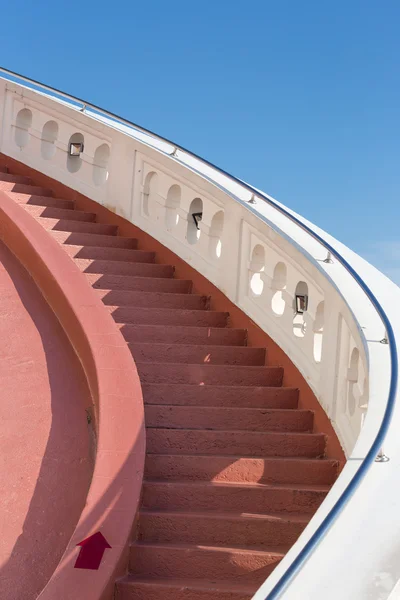 Caminando escaleras con cielo azul —  Fotos de Stock