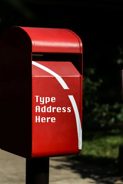 Roter Briefkasten im Park — Stockfoto