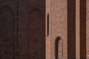 Yarım ışık ve yarı gölge duvar pencere nişler içinde Gotik stili kemerli kilise