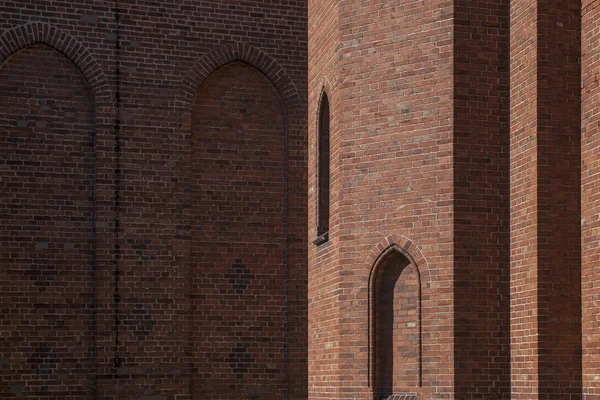 Yarım ışık ve yarı gölge duvar pencere nişler içinde Gotik stili kemerli kilise