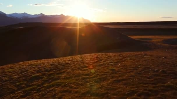 Fantastische zonsopgang boven Golden Hills — Stockvideo