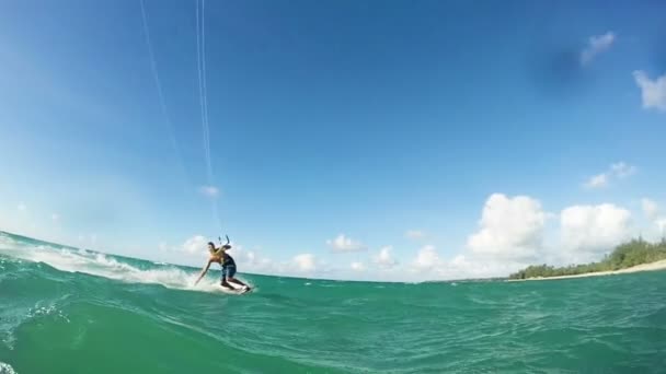 Joven Kitesurf en el océano . — Vídeo de stock