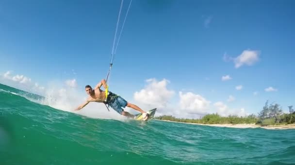 Młody człowiek kitesurfing w Oceanie. — Wideo stockowe