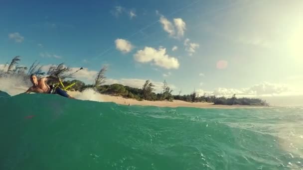 海で若い男のカイト サーフィン. — ストック動画