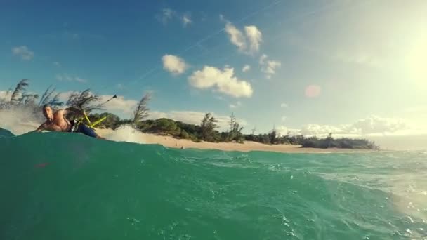 Ung man kitesurfing i havet. — Stockvideo