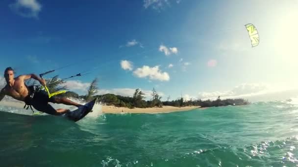 Ung man kitesurfing i havet. — Stockvideo