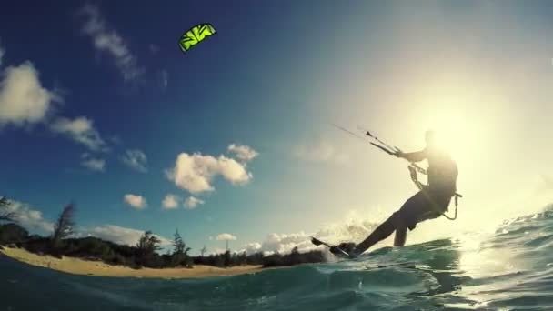 Ung man kitesurfing i havet. — Stockvideo