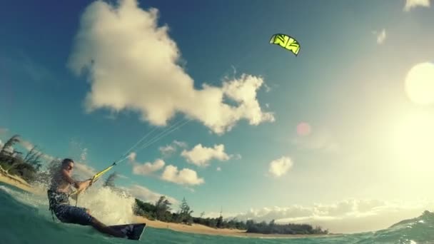 Ung man kitesurfing i havet. — Stockvideo