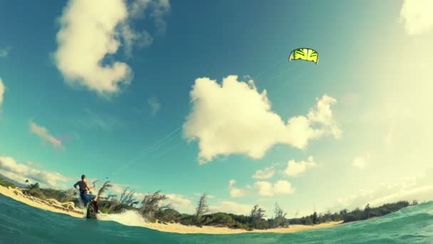 Genç adam kitesurfing Okyanusu. — Stok video