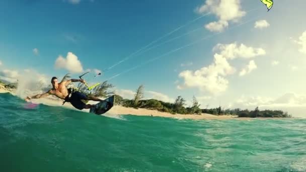 Młody człowiek kitesurfing w Oceanie. — Wideo stockowe