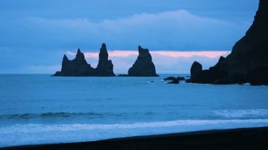 Reynisfjall dağın altında yer alan bazalt deniz yığınları Vik Köyü Güney İzlanda yakınındaki. Seyahat kavramı.