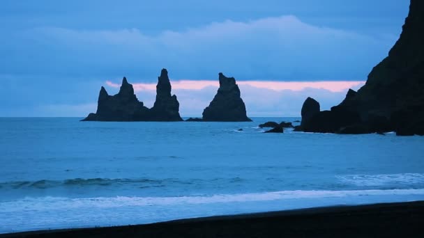 The basalt sea stacks situated under the mountain Reynisfjall near the village of Vik southern Iceland. Travel Concept. — Stock Video