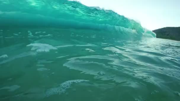 Ola azul del océano estrellándose en cámara lenta. Rotura de la costa en HD . — Vídeos de Stock