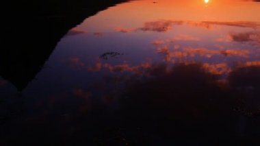 Pan şaşırtıcı günbatımı yansıma su kadar yavaş. Kirkjufell