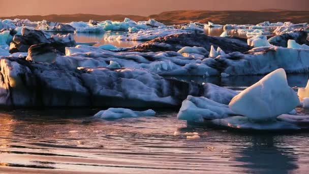 Küresel Isınma İklim değişikliği kavramı. Buzdağları Jokulsarlon buzul Lagoon içinde — Stok video