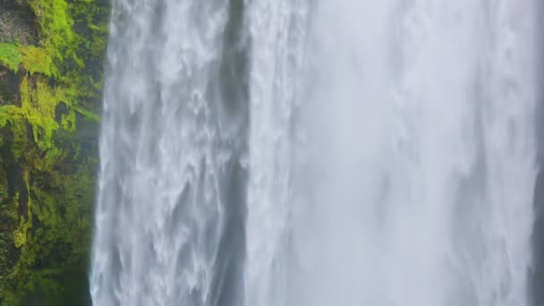 Résumé Gros plan de la grande cascade puissante avec beaucoup de pulvérisation d'eau. Skogafoss — Video