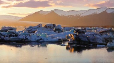 Küresel Isınma İklim değişikliği kavramı. Buzdağları Jokulsarlon buzul Lagoon içinde