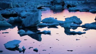 Küresel Isınma İklim değişikliği kavramı. Buzdağları Jokulsarlon buzul Lagoon içinde