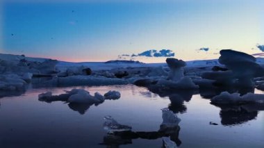 Küresel Isınma İklim değişikliği kavramı. Buzdağları Jokulsarlon buzul Lagoon içinde