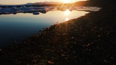 Buzul yüzer Icebergs ile lagün inanılmaz doğarken. Küresel ısınma konsepti.